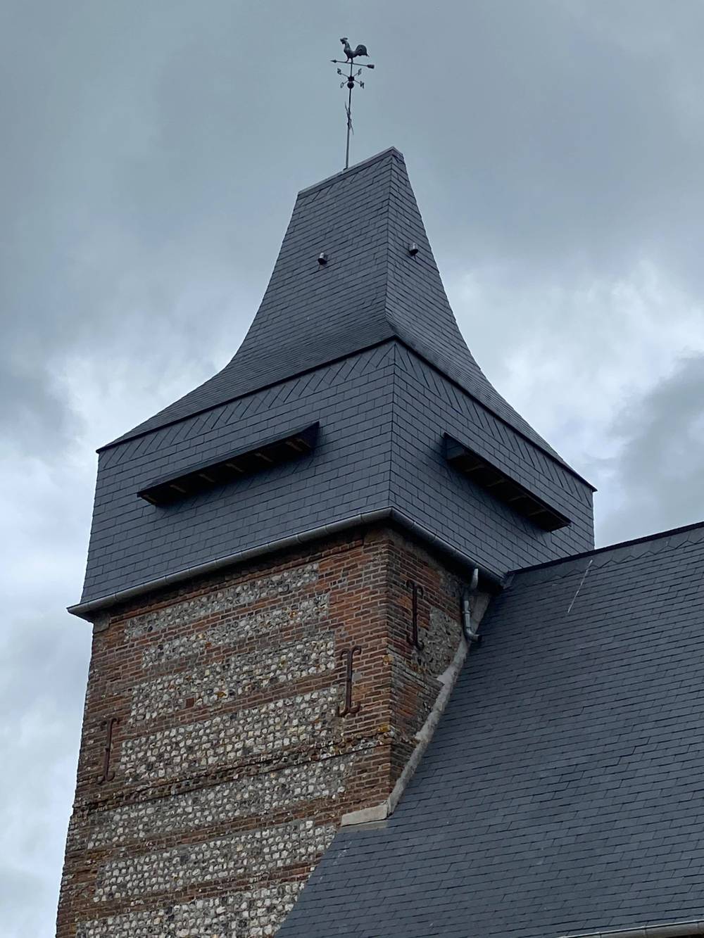 Travaux de couverture en ardoises sur le clocher de Guilmécourt (Petit Caux)